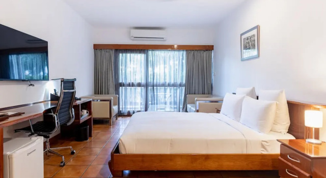 Двухместный номер Standard с балконом Airways Hotel