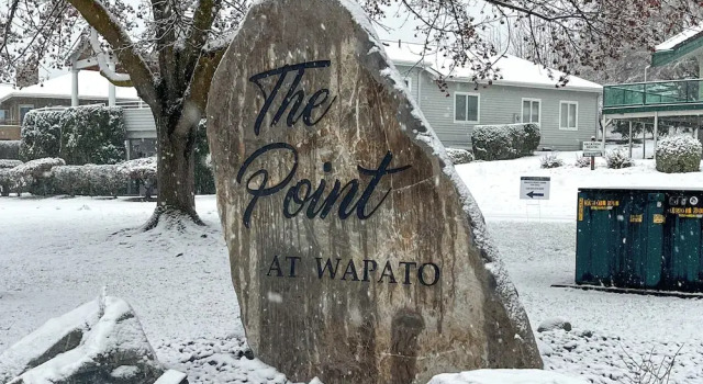 Коттедж с 4 комнатами с балконом Gorgeous Wapato Point Lakehouse w/ Private Hot Tub