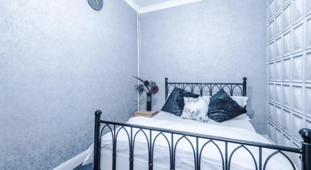 Stunning Three Bed House in Bradford, Varaa Lomakoti Mökit kohteessa Merseyside, Mökki