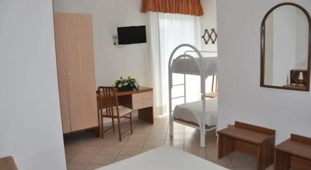 Четырёхместный номер Standard с балконом Hotel Caraibi