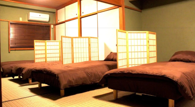 Кровать в общем номере (женский номер) Funtoco Backpackers Namba - Hostel