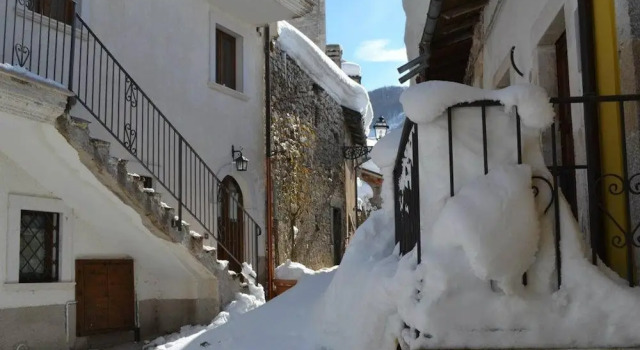 House With 2 Bedrooms in Rocca Pia, With Wonderful Mountain View Near the Slopes, Book Hotel Hotels in Abruzzo with Parking, Parking