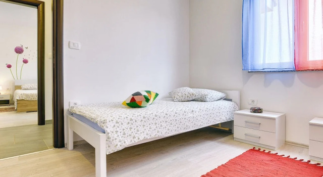 Detached Villa With Pool and Large Garden in Quiet Area Near the Sea, Rezervovat Vila Hotely v Hreljići s parkováním, Parkování
