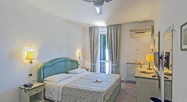 Двухместный номер Standard с балконом и с видом на озеро Hotel Kursaal - Umbria