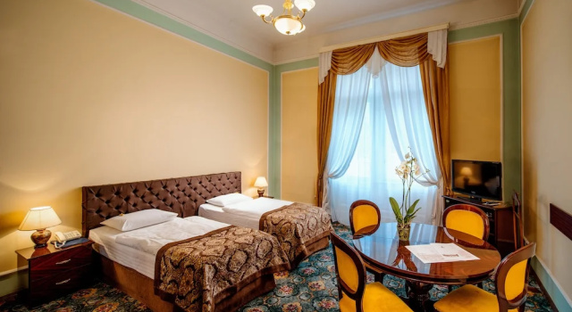 Standard Doppel Zimmer mit Balkon George Hotel
