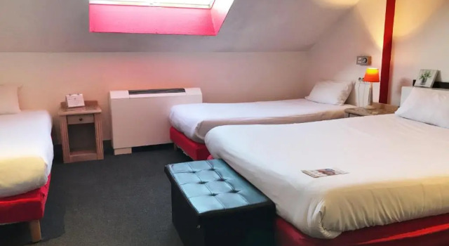 Четырёхместный номер Standard Hotel Aux Sacres Reims, Centre Historique