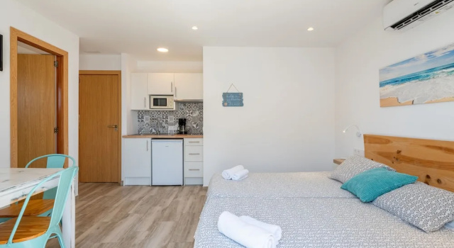 Двухместная студия Superior с балконом и с частичным видом на море Apartamentos Marivent by MHR