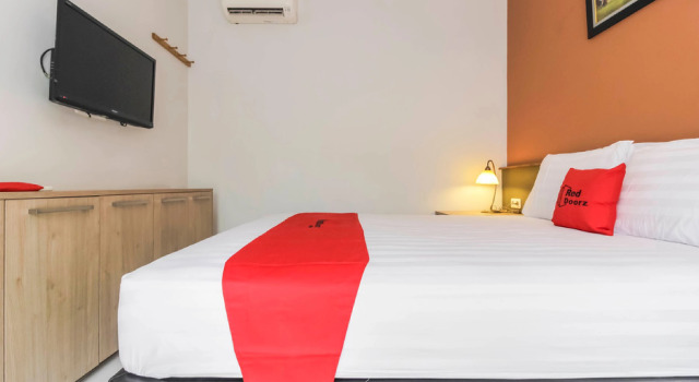 Standard room RedDoorz Syariah Plus @ Jatibening