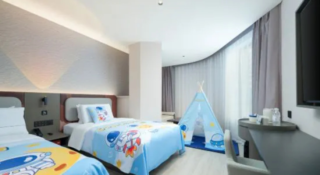 Семейный люкс Superior Dalian Donggang Business District Music Fountain Square  ATOUR Light Hotel