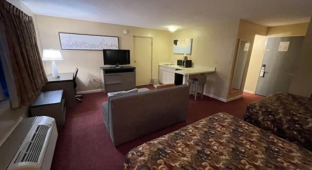 Четырёхместный номер Standard Gold Star Inn & Suites