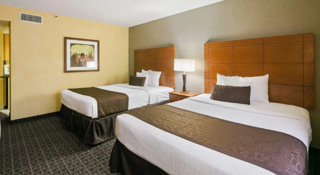 Четырёхместный номер Standard Best Western Plus Scottsdale Thunderbird Suites