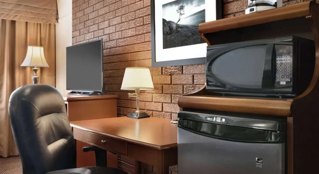 Четырёхместный номер Business Travelodge by Wyndham Simcoe