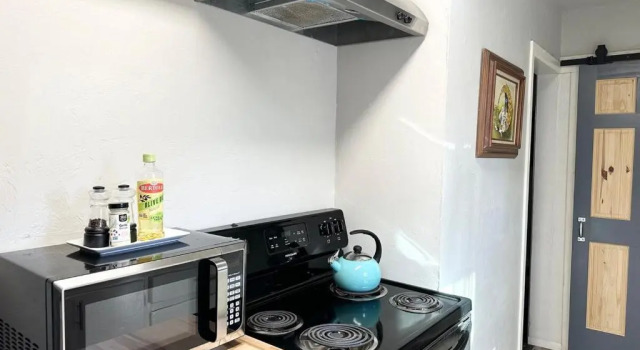 Коттедж с 2 комнатами Cozy House Near Plaza District