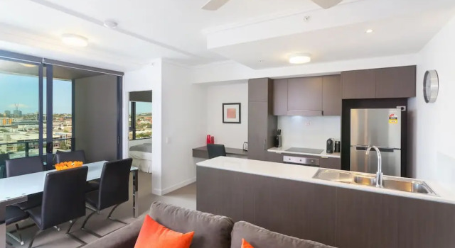Keeping Cool on Connor - Executive 2BR Fortitude Valley apartment with pool and views, Забронировать Апартаменты/квартира Апартаменты Брисбна, рядом с Тиволи, Апартаменты/квартира
