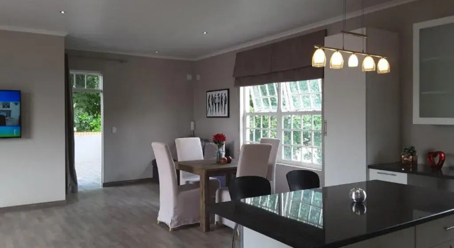 Versailles, Boek Hotel Pretoria 