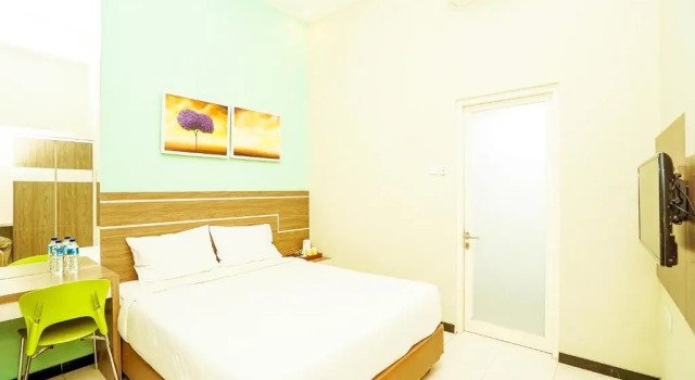 Camera Deluxe Ardhya Guesthouse Syariah by ecommerceloka