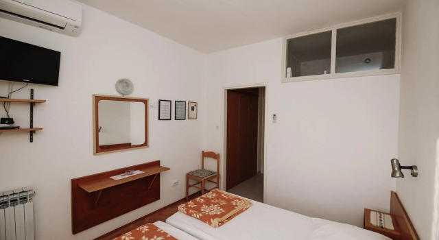 Apartments & Rooms Peranic