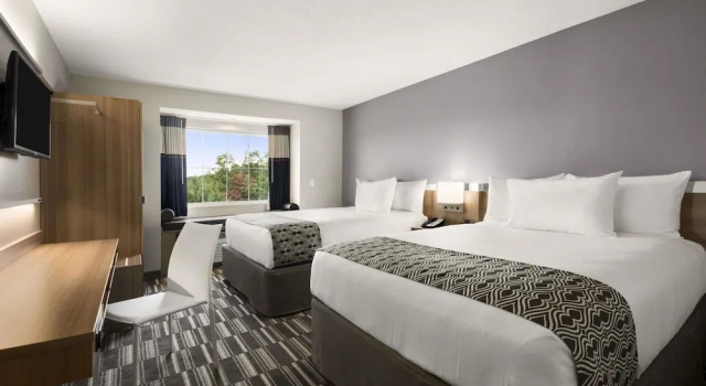 Четырёхместный люкс Standard Microtel Inn & Suites by Wyndham