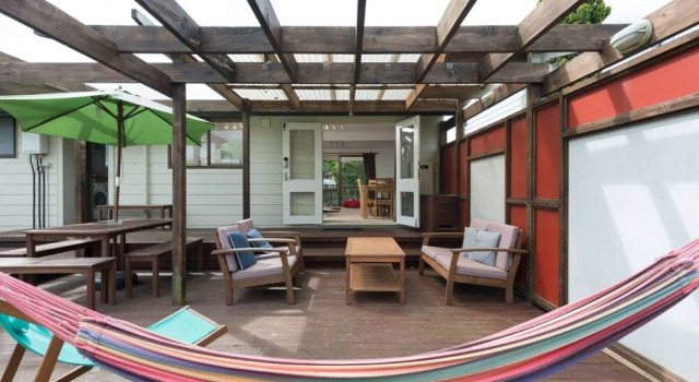 Awesome 4 Bed Beach House, Rezerwuj Hotel Hotele w Auckland Region z parkingiem, Parking