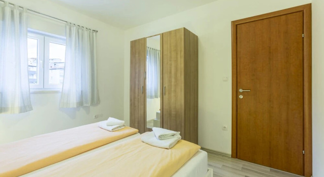 A1 - Spacious apt With the sea View & use of Pool, Varaa Huoneisto Hotellit Strožanac pysäköinnillä, Pysäköinti