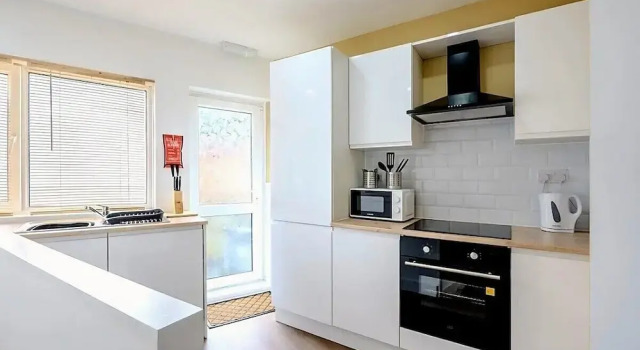 Коттедж Comfort Modern Comforts 4 Bedroom Home for Work & Play