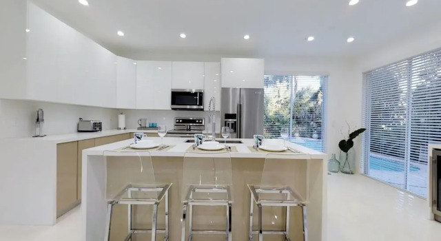 Beautiful Hollywood Beach 4 BR Home W Heated Pool, Забронировать Отель Отели Голливуд-Бич 4 звезды, рядом с Kindred Hospital - South Florida - Hollywood, 4*