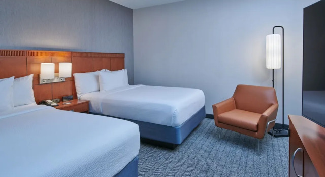 Люкс c 1 комнатой с балконом и с видом на внутренний двор Courtyard by Marriott Detroit Livonia