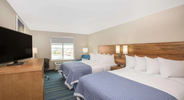 Четырёхместный номер Standard Days Inn & Suites by Wyndham Kearney NE