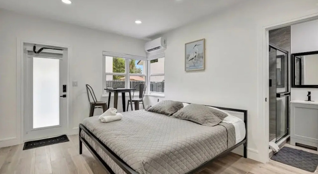Студия Economy Studio off Las Olas- Steps to the Beach