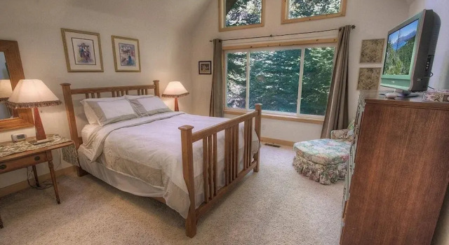 Knotty Pine Retreat 3 Bedroom Home