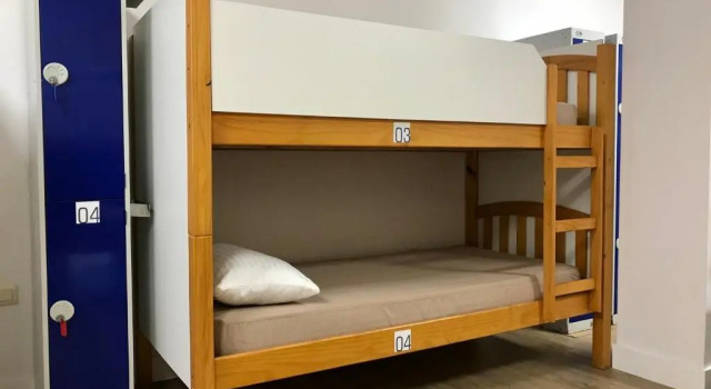 Кровать в общем номере Albergue O Burgo