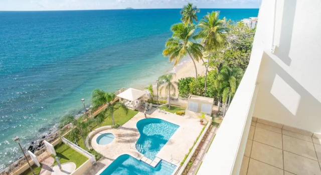 Апартаменты Beachfront Penthouse with Ocean and Sunset Views at Pelican Reef #703