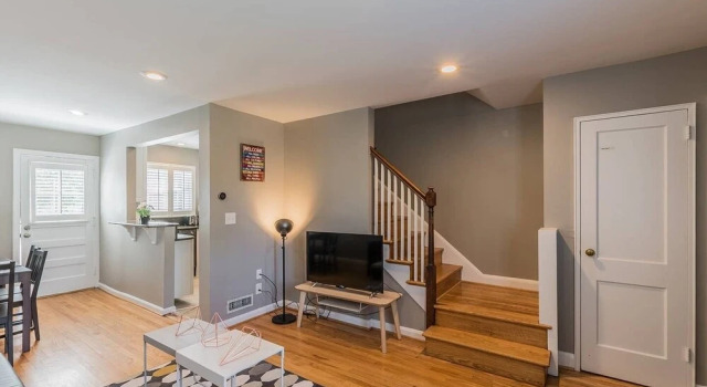 Luxurious 3br 2ba Townhouse with cozy backyard, Забронировать Отель Александрия Washington DC Metropolitan area, рядом с Old Presbyterian Meeting House