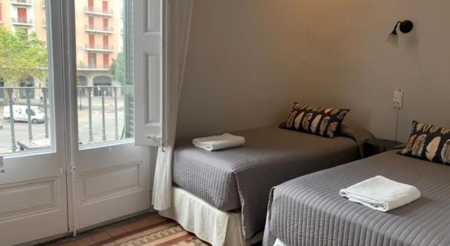 Четырёхместный номер Standard с балконом Casa Consell Gran Via, Guest House