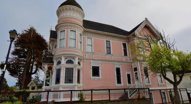 Pinc Lady Mansion, Rezerwuj Hotel Eureka 