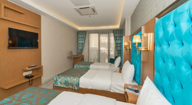 Трёхместный номер Deluxe Grand Palace Hotel
