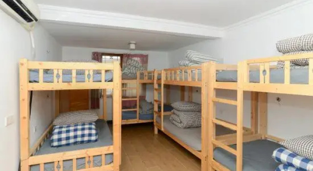 Кровать в общем номере (мужской номер) Guoke Lvren Youth Hostel