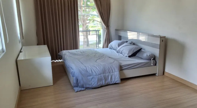Spacious Entire House With Shared Fitness Room and Shared Indoor Pool in Club, Забронировать Дом для отпуска Коттеджи Pathumthani Province, Коттедж