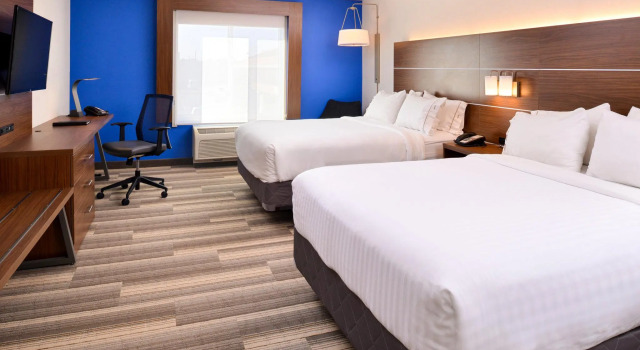 Четырёхместный номер Standard Holiday Inn Express Hotel & Suites Urbana-Champaign-U of I Area by IHG