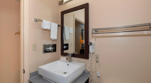 Четырёхместный номер Deluxe Red Roof Inn Valdosta - University