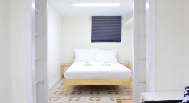 Central Basement Unit in Little Italy Close To Subway, Varaa Hotelli Toronto 