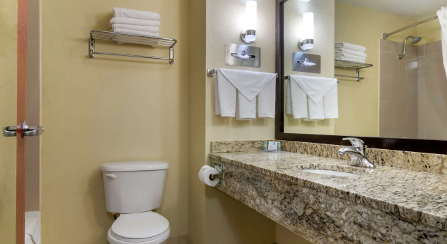 Четырёхместный номер Standard Best Western Governors Inn and Suites