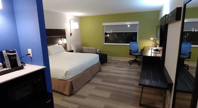 Двухместный номер Standard с балконом Holiday Inn Express Schaumburg-Rolling Meadows by IHG