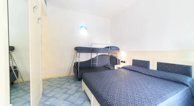 Четырёхместный номер Classic с балконом Hotel Sogaris