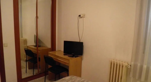Hostal Angelines, Забронировать Отель Шамбери Мадрид, рядом с Университетская больница Фонда Хименеса Диаса