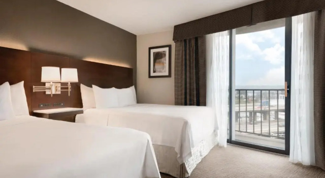 Четырёхместный номер Standard с балконом Radisson Hotel Cincinnati Riverfront