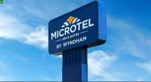 Кровать в общем номере Microtel Inn & Suites by Wyndham Woodland Park