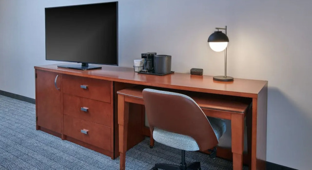 Люкс c 1 комнатой с балконом и с видом на внутренний двор Courtyard by Marriott Detroit Livonia