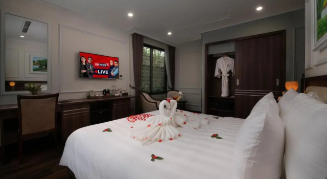 Двухместный номер Deluxe с видом на город Hillary Hanoi Hotel With Outdoor Swimming Pool