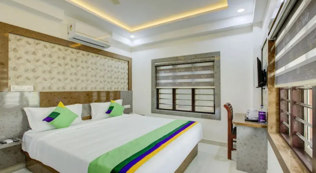 Двухместный номер Premier с балконом Treebo Love Shore Residency, Near Lakeshore Hospital